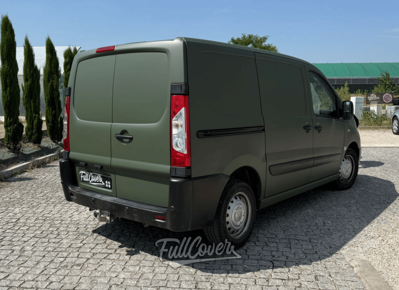 Covering total Matte Military Green sur Peugeot Expert avec collaboration WrapCoverArtec à Orléans