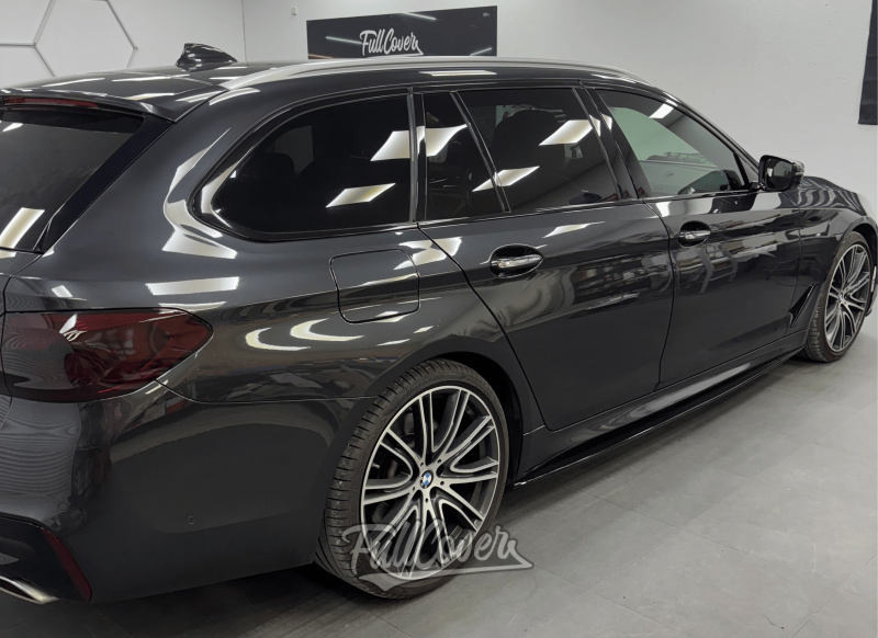 Déchromage noir brillant et teintage de feux arrière sur Audi A8 dans notre atelier d’Orléans