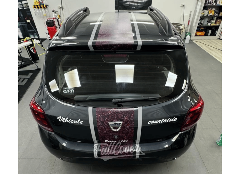 Personnalisation d’un véhicule de courtoisie avec bandes et marquage logo pour Clinic Auto à Orléans