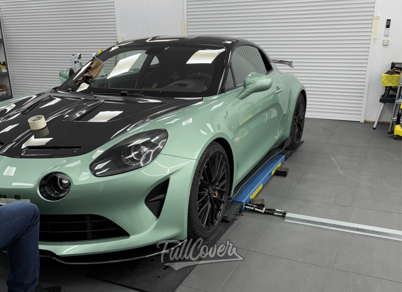 Film de protection carrosserie intégrale sur Alpine A110R verte avec XPEL Fusion à Orléans