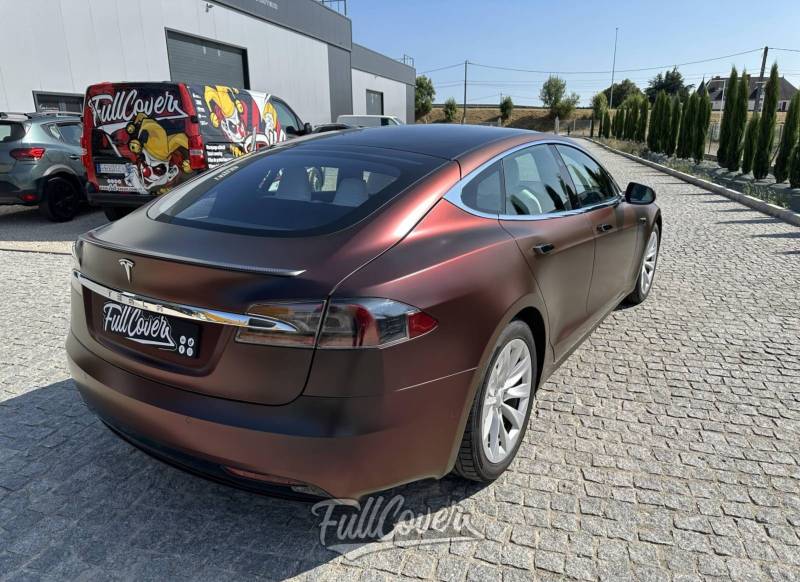 Tesla Model S aile gauche