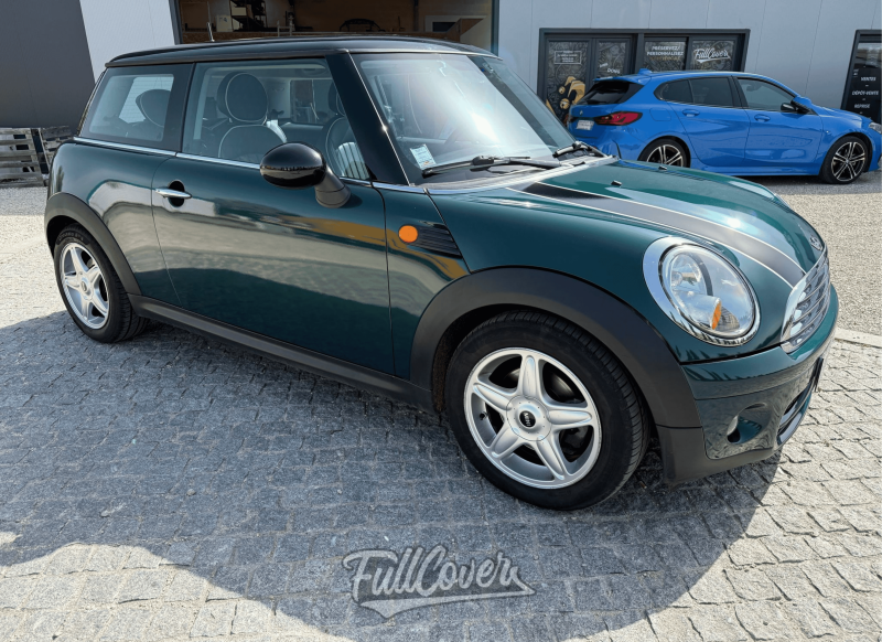 Covering total vert écossais Hexis sur Mini Cooper pour un style unique posé à Orléans centre-ville