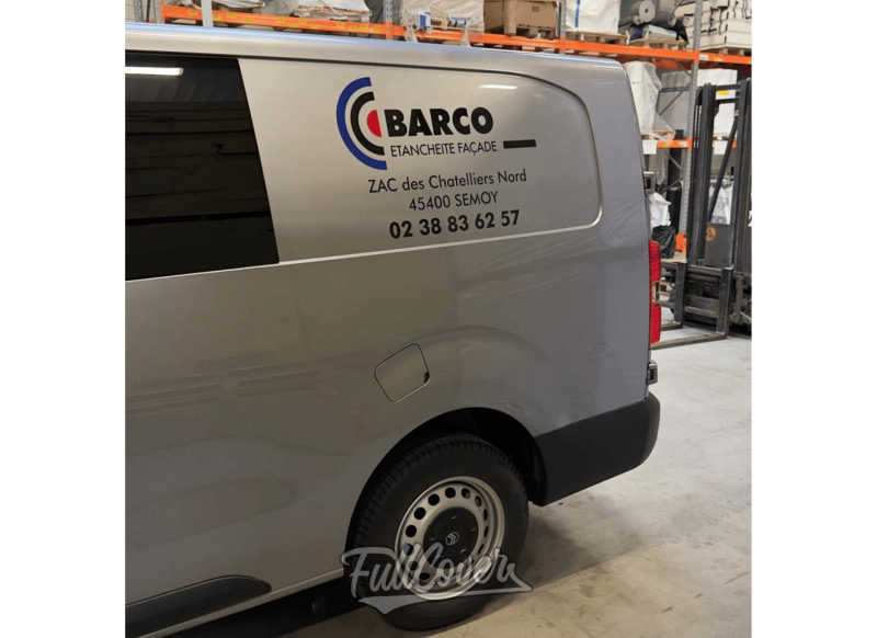 Marquages publicitaires sur camions d’entreprise réalisés dans l’entrepôt Barco situé à Semoy près d’Orléans