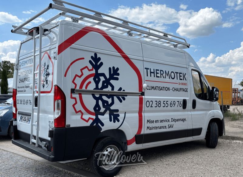 Marquage publicitaire grand format sur véhicule utilitaire à Orléans pour une communication mobile impactante