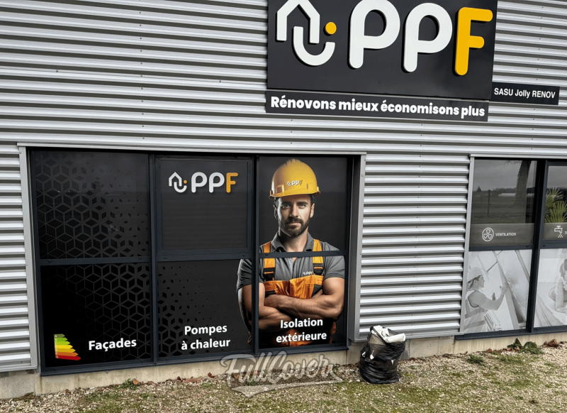 Pose d'un micro-perforé sur la façade vitrée de PPF 45 Loiret près d’Orléans