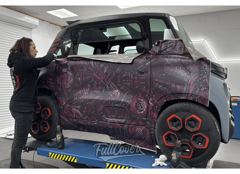 Marquage publicitaire couvrant sur Citroën Ami pour Clinic Auto avec Wrapcoverartec à Orléans