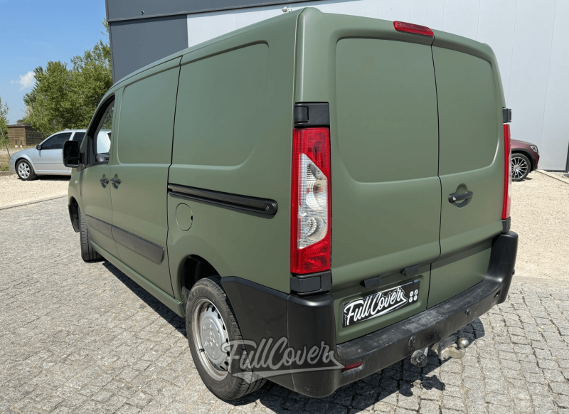 Covering total Matte Military Green sur Peugeot Expert avec collaboration WrapCoverArtec à Orléans