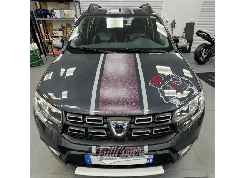 Personnalisation d’un véhicule de courtoisie avec bandes et marquage logo pour Clinic Auto à Orléans