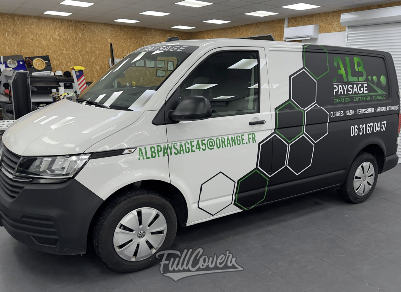 Marquages publicitaires personnalisés sur utilitaire professionnel pour l’entreprise ALB Paysage réalisés à Orléans dans le Loiret