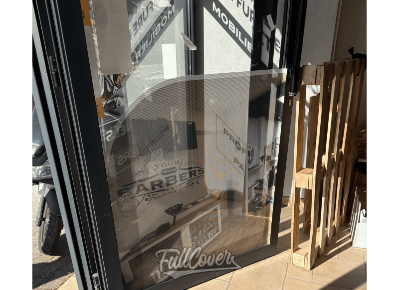 Pose de vitrophanie micro-perforée sur vitrines de commerce pour marquage publicitaire de Your Barbers à Orléans
