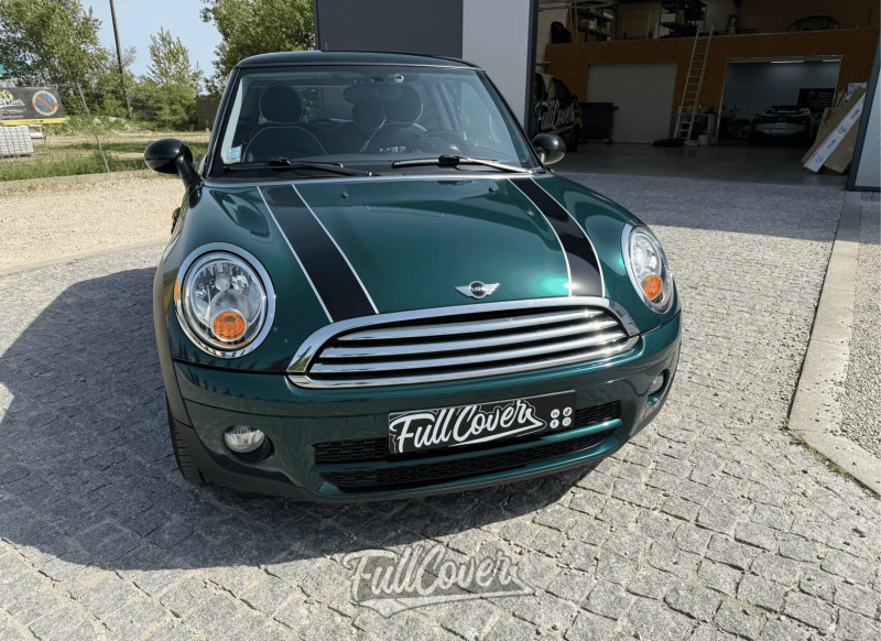 Covering total vert écossais Hexis sur Mini Cooper pour un style unique posé à Orléans centre-ville