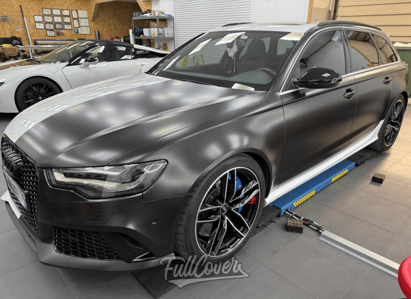 Covering bicolore sur Audi RS6 avec films Arlon Black Satin et White posé à Saint-Pryvé-Saint-Mesmin