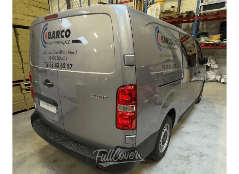Marquages publicitaires sur camions d’entreprise réalisés dans l’entrepôt Barco situé à Semoy près d’Orléans