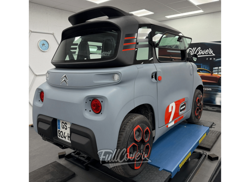 Marquage publicitaire couvrant sur Citroën Ami pour Clinic Auto avec Wrapcoverartec à Orléans