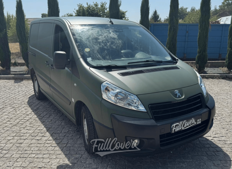 Covering total Matte Military Green sur Peugeot Expert avec collaboration WrapCoverArtec à Orléans