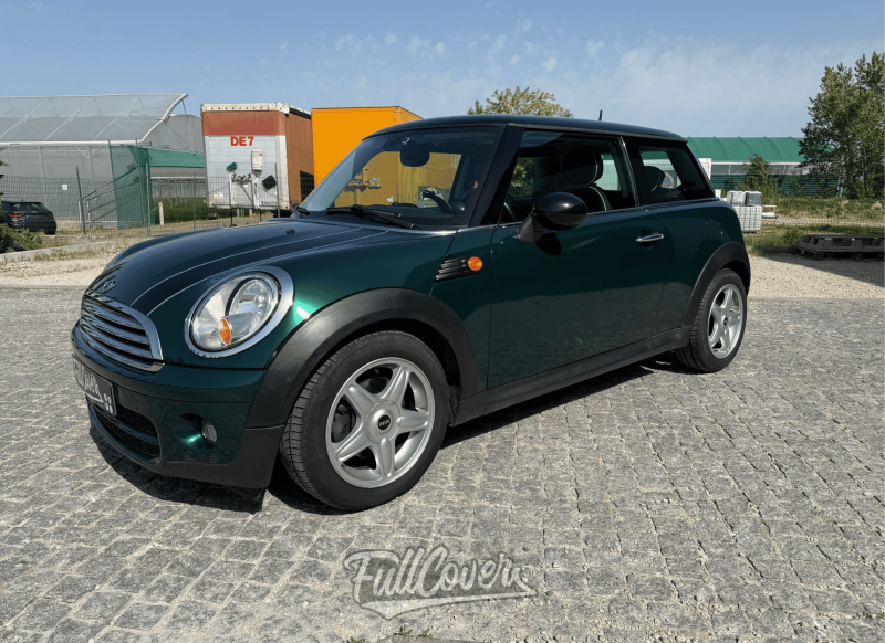 Covering total vert écossais Hexis sur Mini Cooper pour un style unique posé à Orléans centre-ville