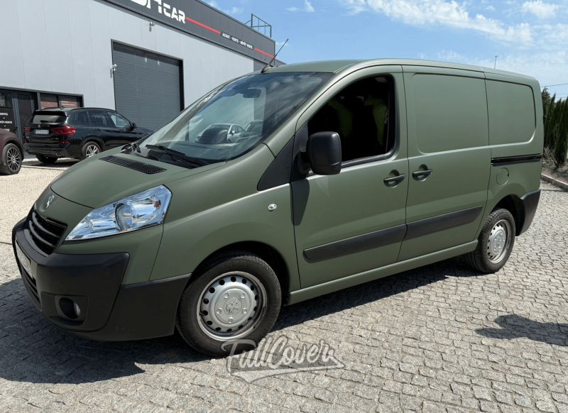 Covering total Matte Military Green sur Peugeot Expert avec collaboration WrapCoverArtec à Orléans