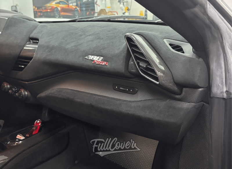 Remplacement film de protection carrosserie PPF sur rétroviseur Ferrari 488 Pista près d’Orléans Loiret