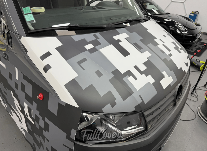 Covering total sur Volkswagen T6.1 avec film mat haut de gamme Avery Dennison réalisé à Orléans