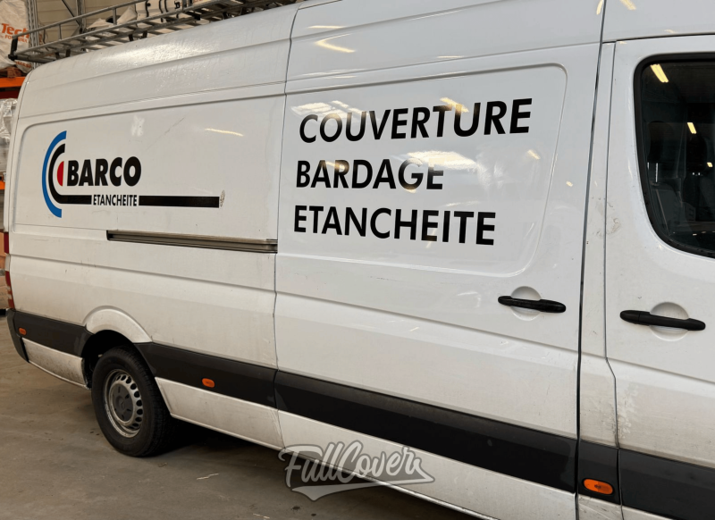 Marquages publicitaires sur camions d’entreprise réalisés dans l’entrepôt Barco situé à Semoy près d’Orléans